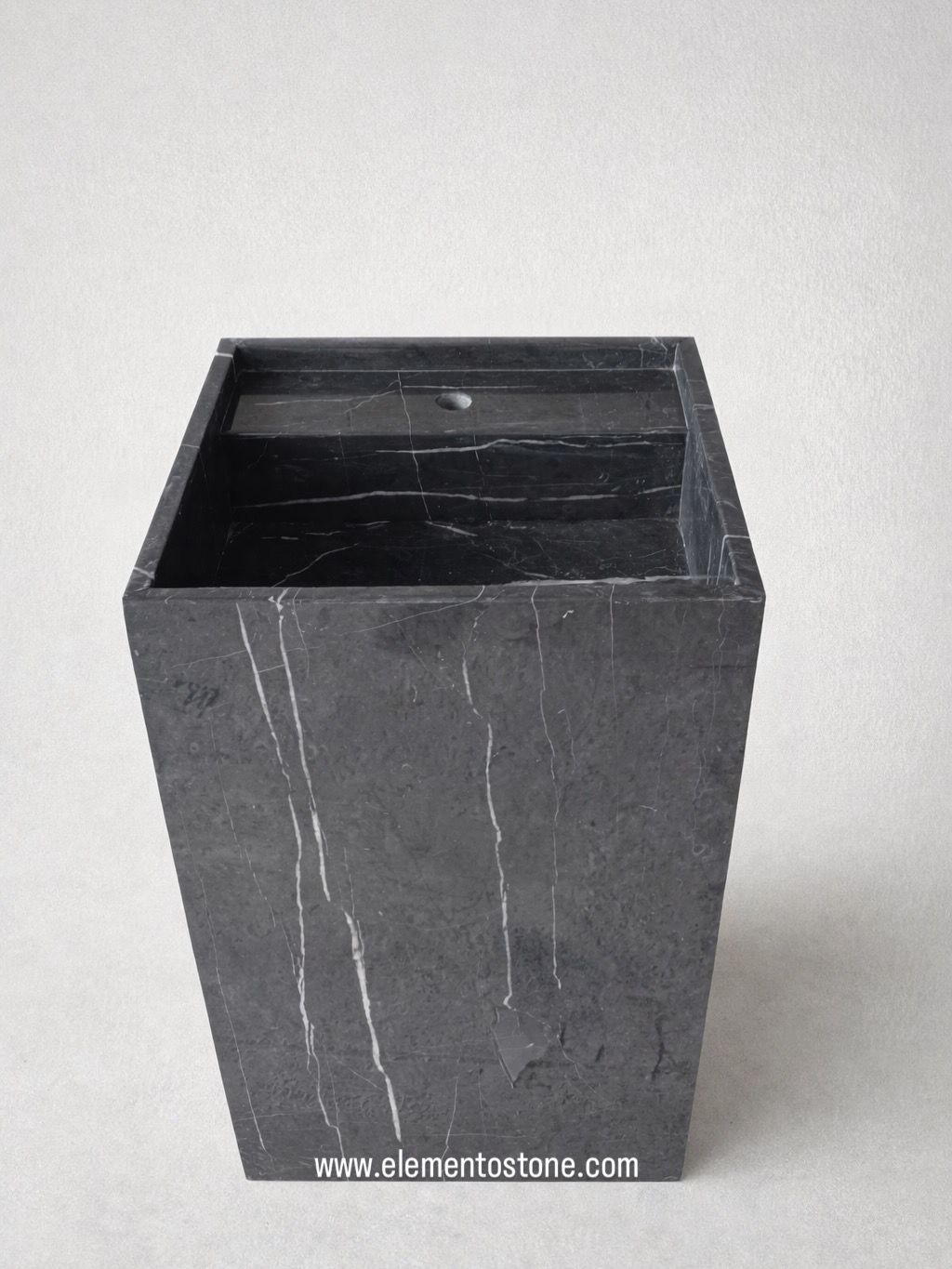 Lavabo Pedestal Mármol Negro Modelo Singapur - ELEMENTO 